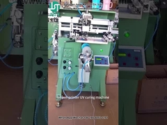 Gecorrigeerde schermprinter voor het printen van logo's voor plastic bekertjes